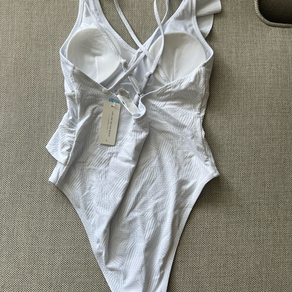 CUPSHE Alyson White Ruffle Double Crisscross Straps One Piece Swimsuit - size L - Picture 1 of 2